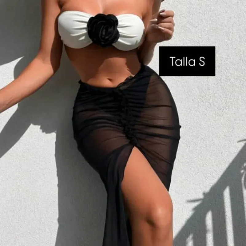 Bikini de 3 piezas con detalle de flor