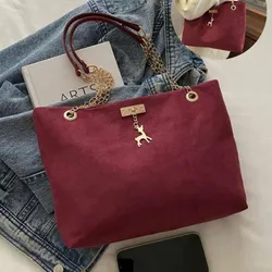 Bolso mediano rojo con detalle dorado
