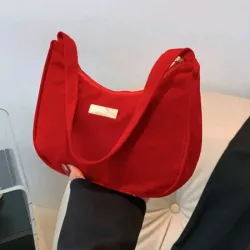 Cartera bandolera con detalle metálico 