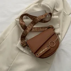 Cartera carmelita de forma semicircular elegante