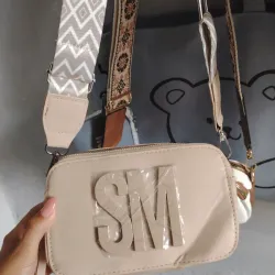 Cartera con asa estampada y detalle de letras 