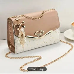 Cartera con charm de lazo y perlas en color caqui 