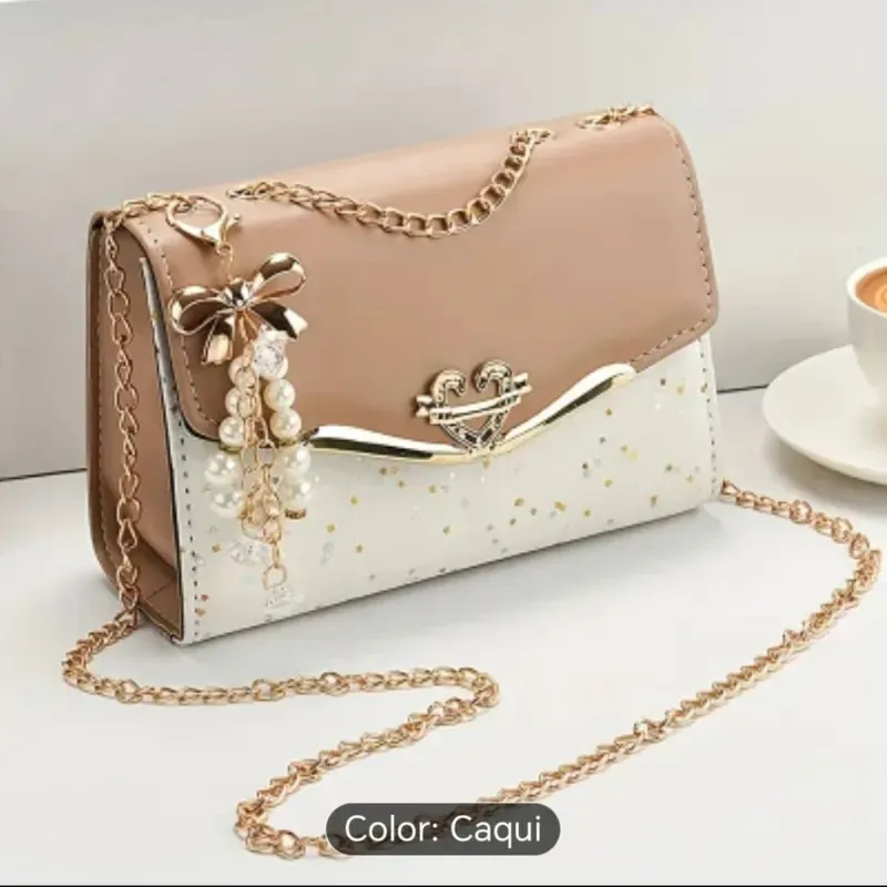 Cartera con charm de lazo y perlas en color caqui 