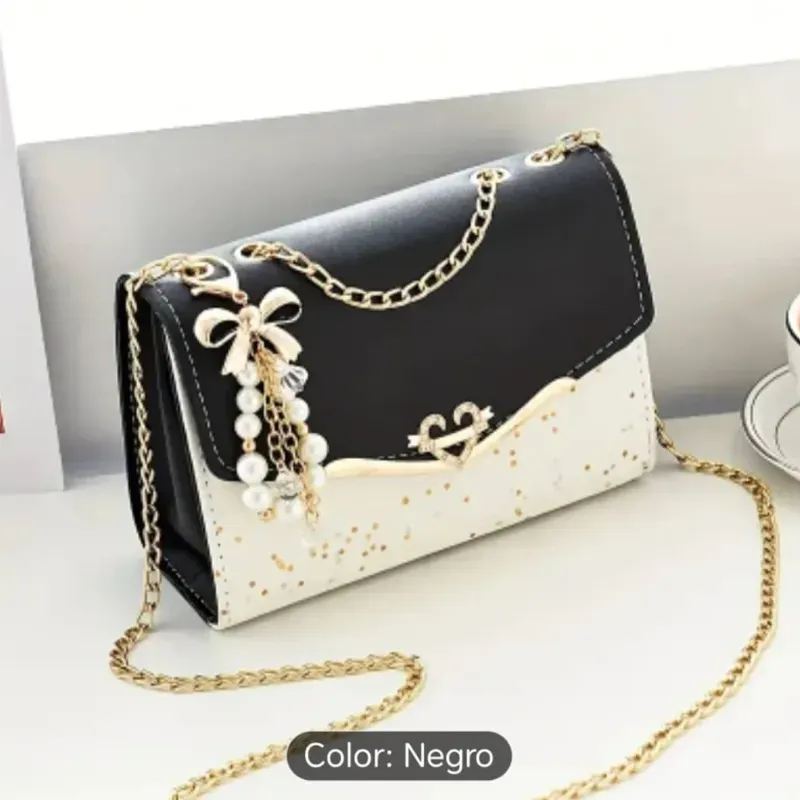Cartera con charm de lazo y perlas en color negro 