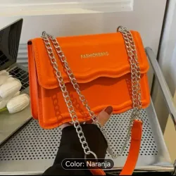 Cartera con correa de cadena metálica 