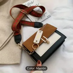 Cartera con detalle de cadena con inscripción 