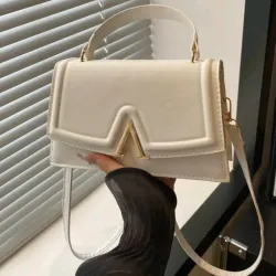 Cartera con detalles dorados