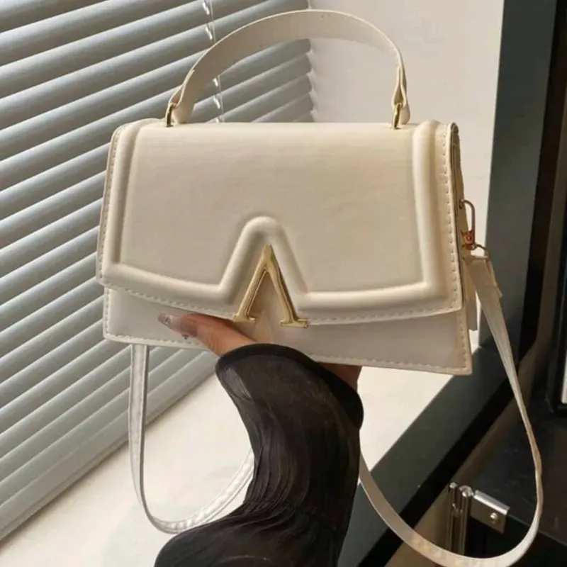 Cartera con detalles dorados