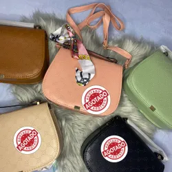 Cartera con pañuelo de adorno 