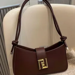 Cartera mediana carmelita con detalle dorado