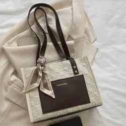 Cartera mediana con detalle de pañuelo