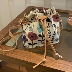 Cartera mediana con estampado floral 