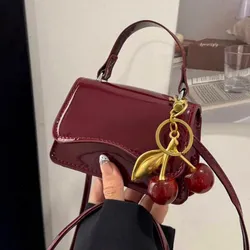 Cartera pequeña con colgante de cereza