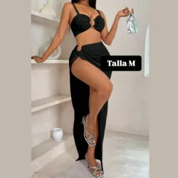 Conjunto de blusa corta y falda larga con abertura en la pierna 