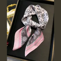 Pañuelo blanco y rosado con estampado 