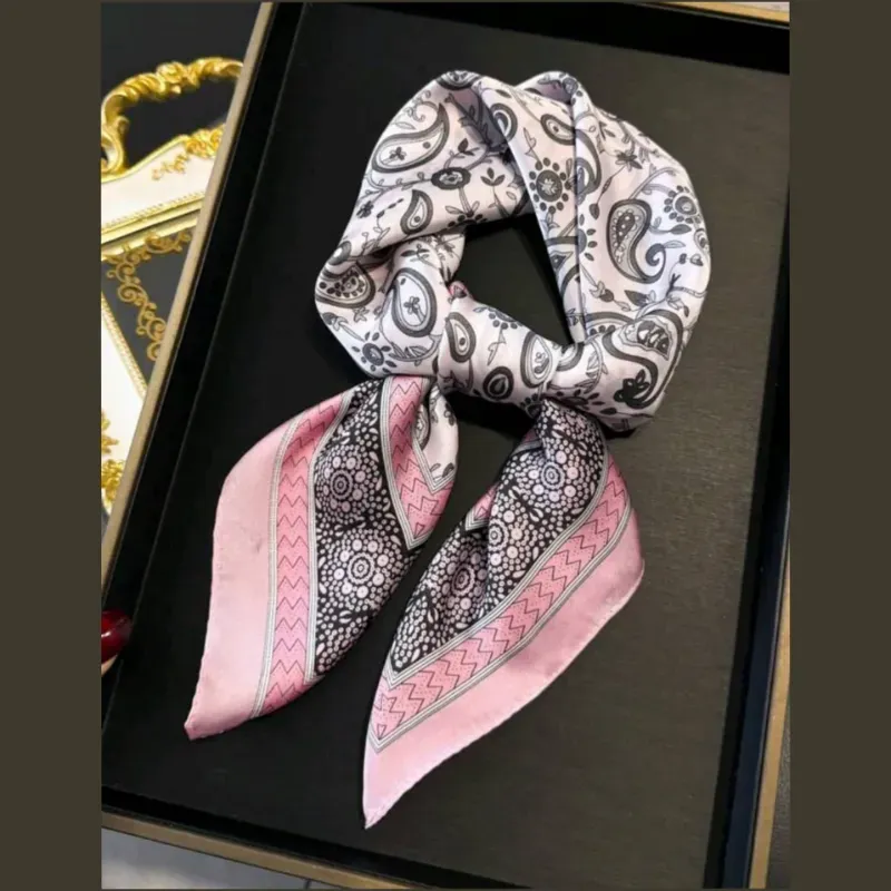 Pañuelo blanco y rosado con estampado 