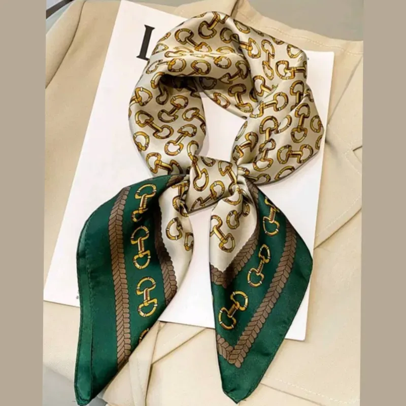Pañuelo con estampado de cadenas 