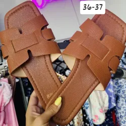 Sandalias planas marrones 