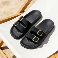 Sandalias negras con hebillas doradas