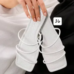 Sandalias planas con tiras finas 