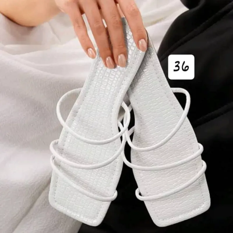 Sandalias planas con tiras finas 