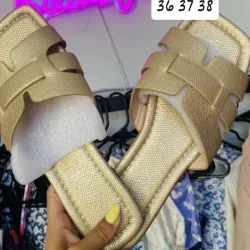 Sandalias planas doradas 