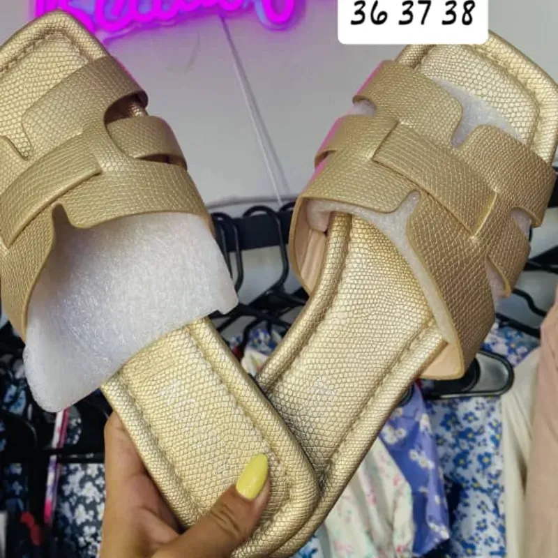 Sandalias planas doradas 