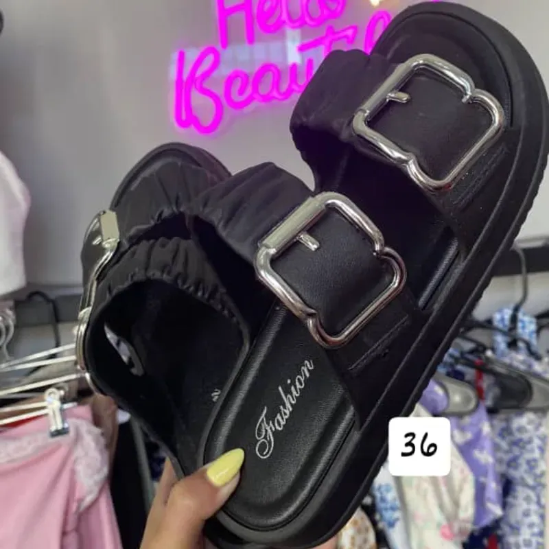 Sandalias prácticas con hebillas grandes