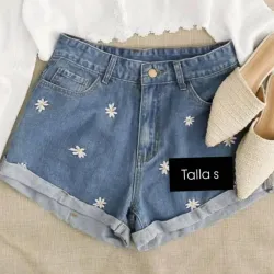 Short de mezclilla con detalles de flores 