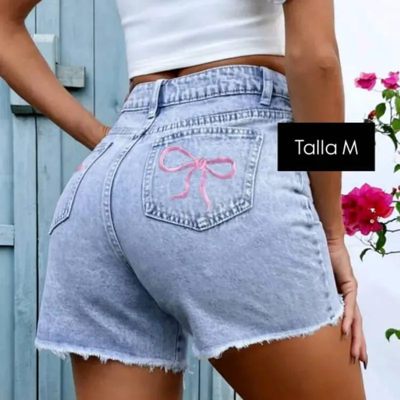 Short de mezclilla con detalles en los bolsillos 
