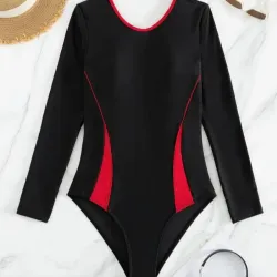 Trusa de mangas largas con detalles en rojo 
