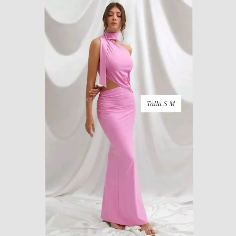 Vestido asimétrico atado al cuello 