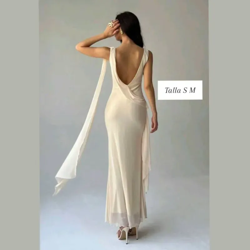 Vestido con abertura en la espalda