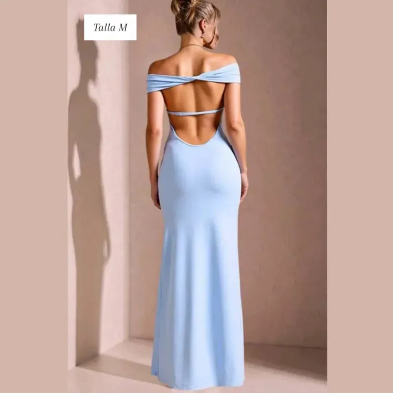 Vestido con abertura en la espalda 