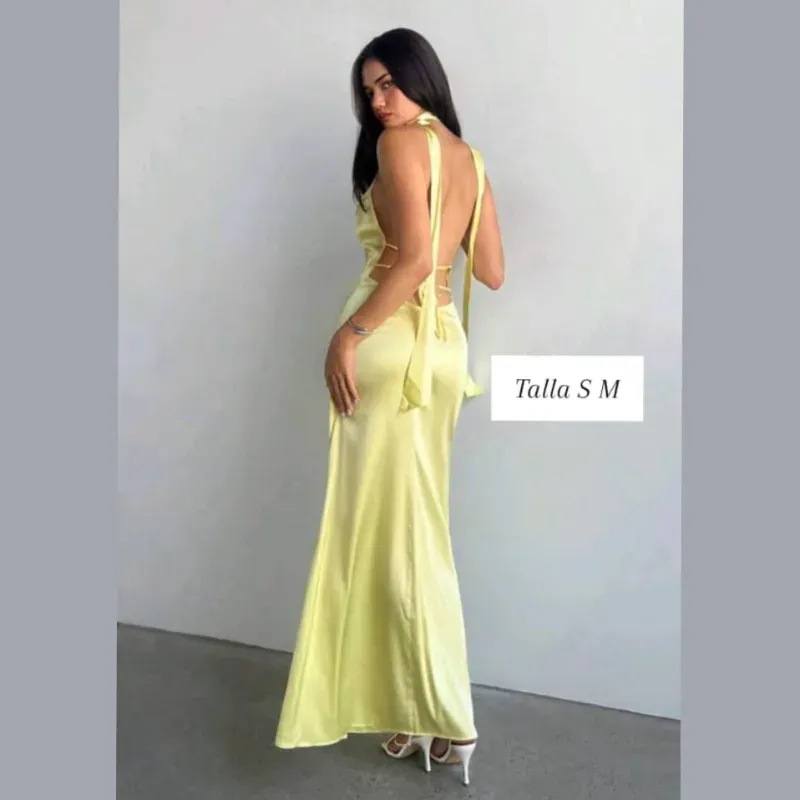 Vestido con abertura en la espalda y cintas 