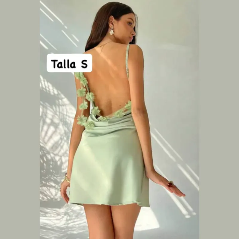 Vestido con abertura en la espalda y detalles florales 