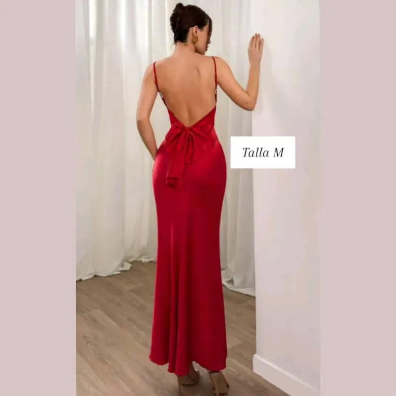 Vestido con abertura y lazo en la espalda 
