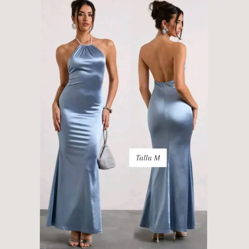 Vestido con cuello halter de perlas 