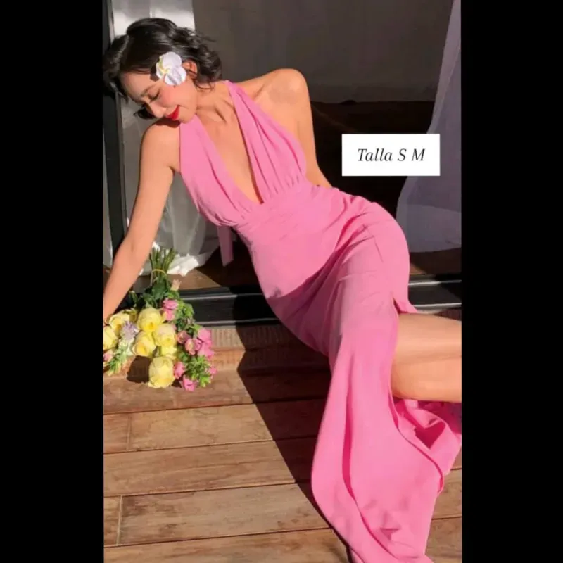 Vestido con cuello halter y abertura en la pierna 