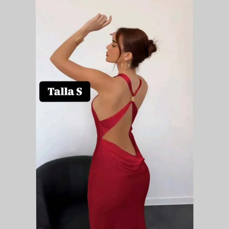 Vestido con detalle dorado en la espalda 