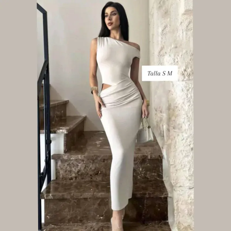 Vestido con escote asimétrico y abertura en la cintura 