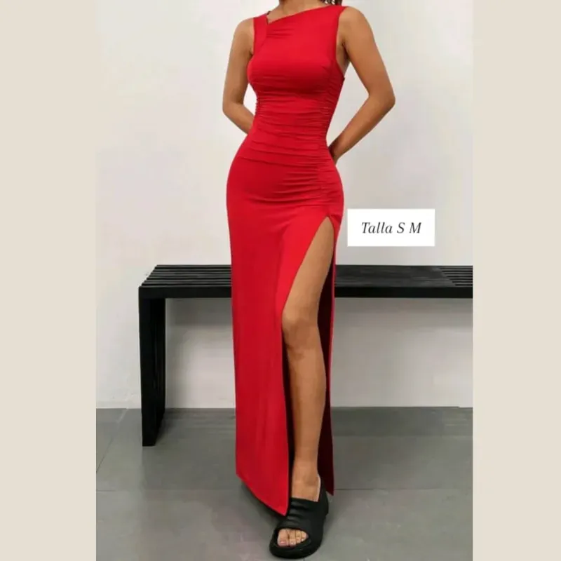 Vestido con escote asimétrico y abertura en la pierna 