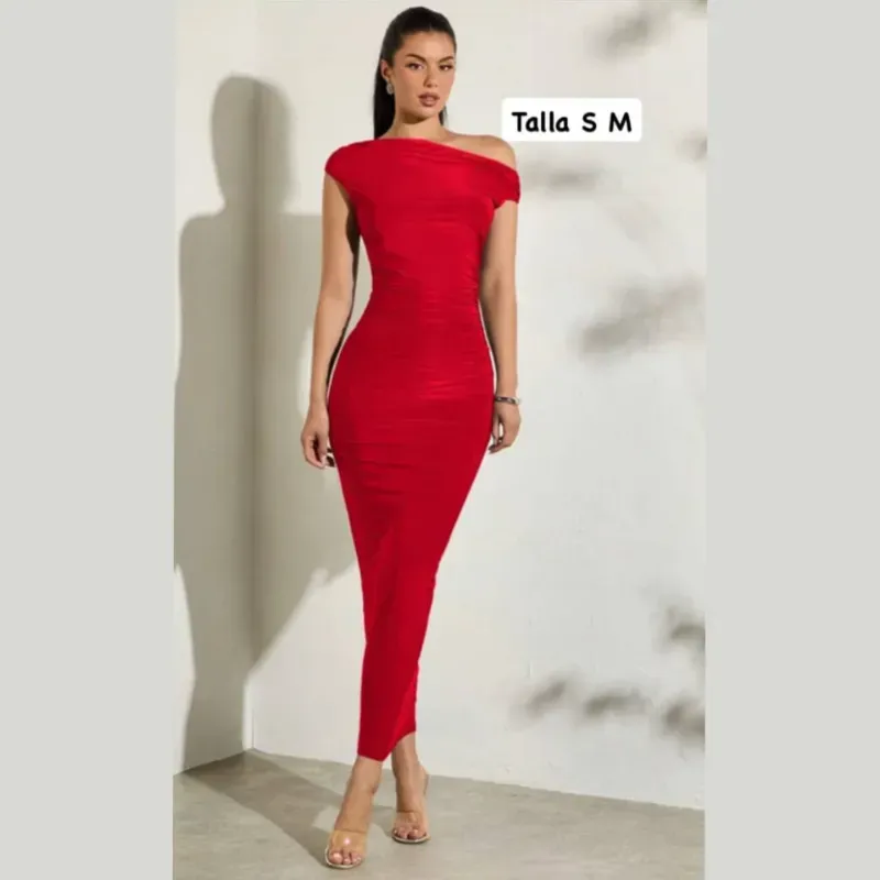 Vestido con escote asimétrico 