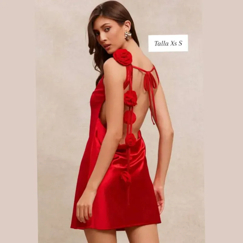 Vestido con escote en la espalda y detalles de flores 