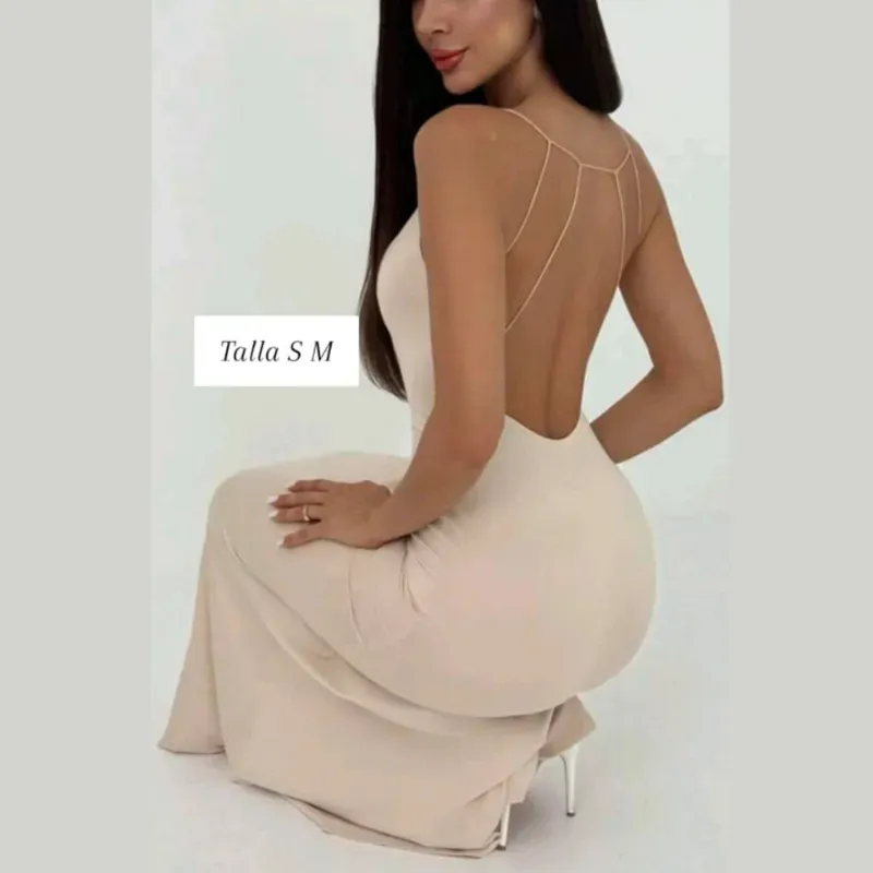 Vestido con escote en la espalda y tirantes finos 