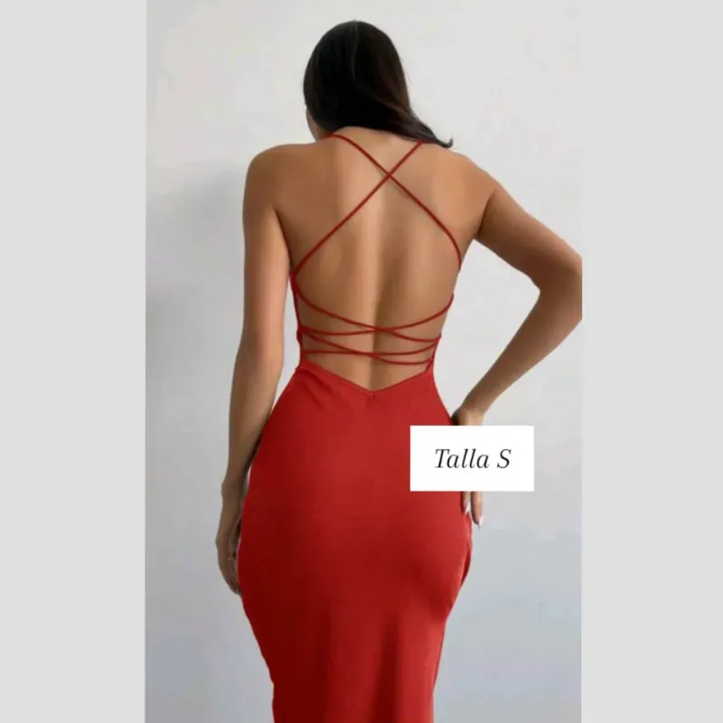Vestido con escote en la espalda y tiras cruzadas 