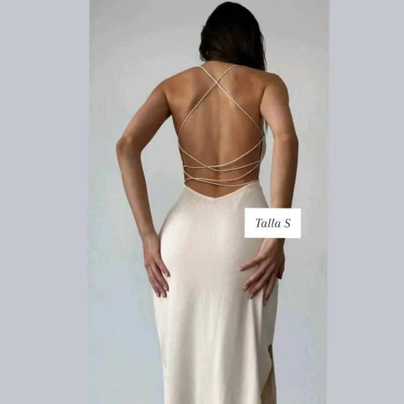 Vestido con escote en la espalda y tiras cruzadas 