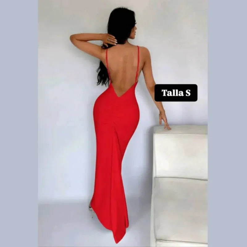 Vestido con escote pronunciado en la espalda 