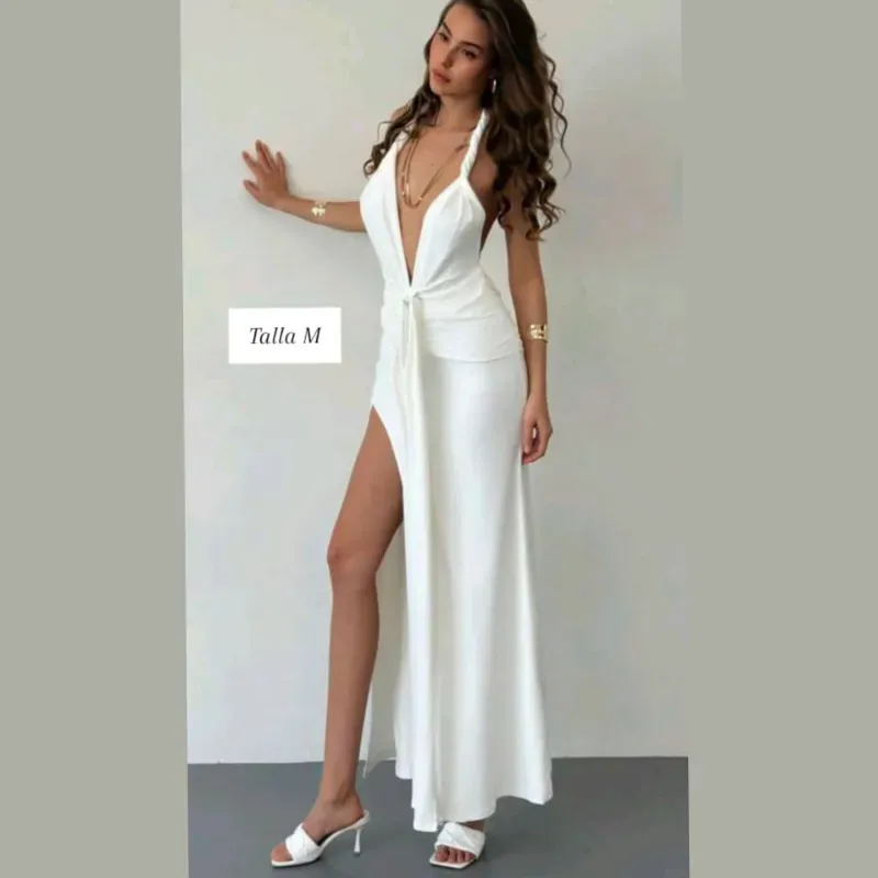 Vestido con escote pronunciado y abertura en la pierna 