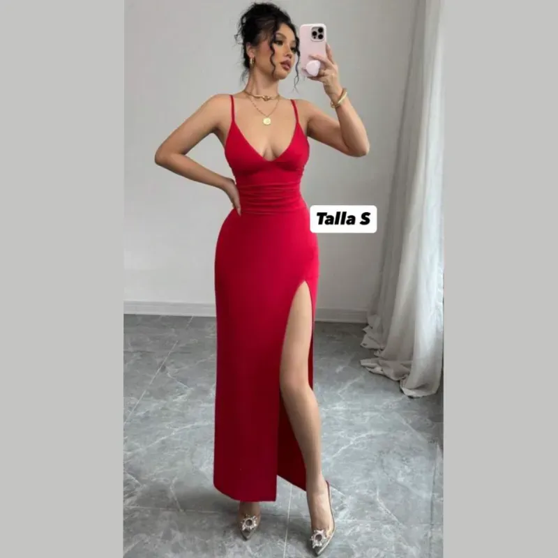 Vestido con escote pronunciado y abertura en la pierna 
